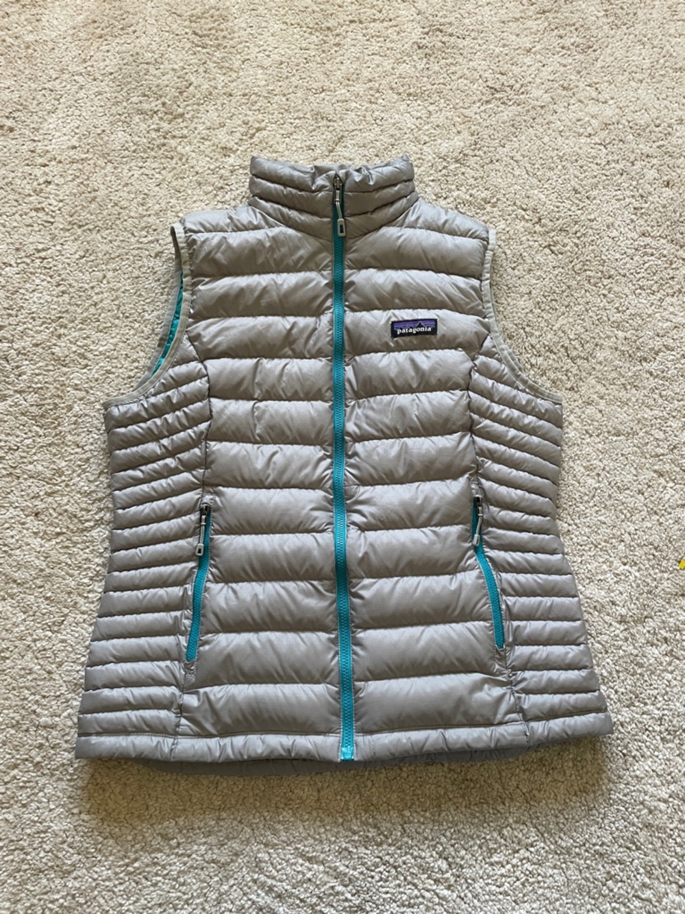 Patagonia Women’s Light Gray Quilted Down Vest with Teal Zippers size M - Picture 2 of 10